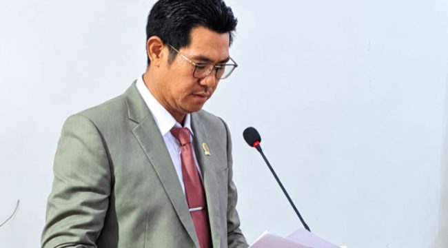 Anggota DPRK Kepulauan Yapen sekaligus Juru Bicara Fraksi Partai NasDem, Rian Hendrik, menyampaikan pandangan Fraksi NasDem dalam Rapat Paripurna DPRK Kepulauan Yapen. (KabarPapua.co/Ainun Faathirjal)