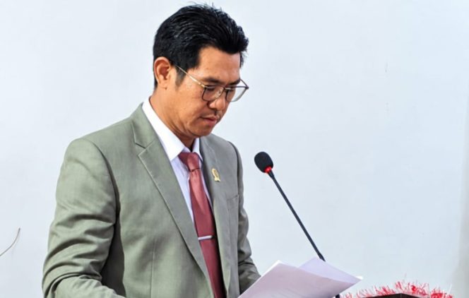 
					Anggota DPRK Kepulauan Yapen sekaligus Juru Bicara Fraksi Partai NasDem, Rian Hendrik, menyampaikan pandangan Fraksi NasDem dalam Rapat Paripurna DPRK Kepulauan Yapen. (KabarPapua.co/Ainun Faathirjal)