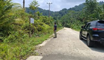 Anggota DPRK Kepulauan Yapen Rian Hendrik saat perjalanan menuju Ansus juga dimanfaatkan melihat kondisi akses jalan yang saat ini sedang dalam proses perbaikan. (KabarPapua.co/Ainun Faathirjal)