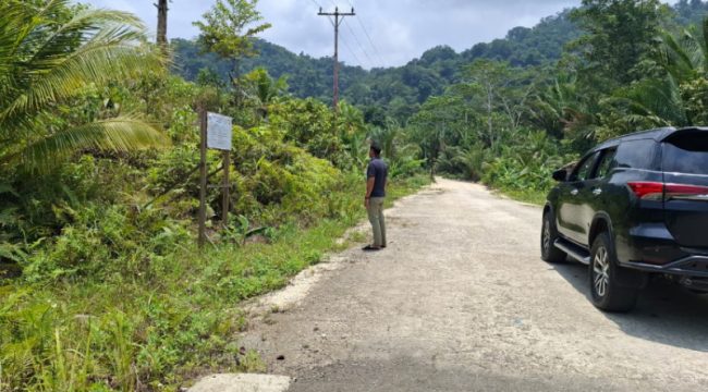 Anggota DPRK Kepulauan Yapen Rian Hendrik saat perjalanan menuju Ansus juga dimanfaatkan melihat kondisi akses jalan yang saat ini sedang dalam proses perbaikan. (KabarPapua.co/Ainun Faathirjal)
