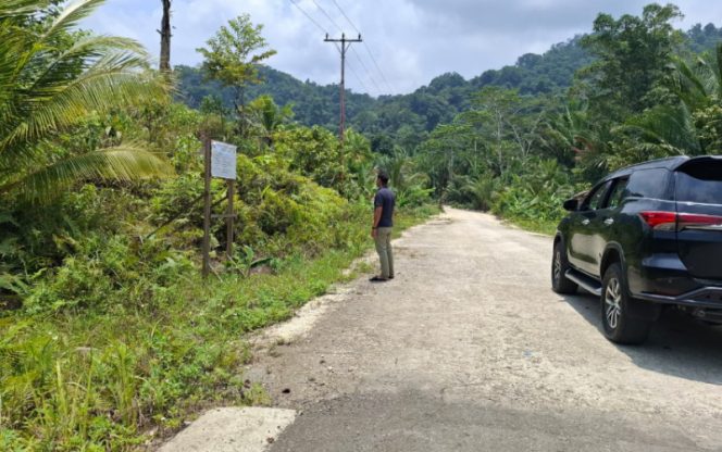 
					Anggota DPRK Kepulauan Yapen Rian Hendrik saat perjalanan menuju Ansus juga dimanfaatkan melihat kondisi akses jalan yang saat ini sedang dalam proses perbaikan. (KabarPapua.co/Ainun Faathirjal)