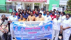 Suasana penyambutan kepada Gubernur Papua Tengah Meki Nawipa dari para tenaga kesehatan dalam kunker Gubernur Papua Tengah ke Puskesmas Tenedagi, Distrik Tigi Barat, Kabupaten Deiyai. (Foto dok: IST)
