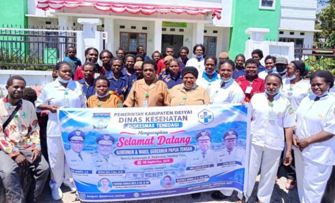 
					Suasana penyambutan kepada Gubernur Papua Tengah Meki Nawipa dari para tenaga kesehatan dalam kunker Gubernur Papua Tengah ke Puskesmas Tenedagi, Distrik Tigi Barat, Kabupaten Deiyai. (Foto dok: IST)