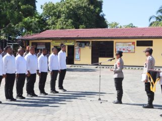 Kapolres Kepulauan Yapen AKBP Diaritz Felle pimpin penyerahan piagam penghargaan di Mapolres Kepulauan Yapen. (Foto dok: Humas Polres Kepulauan Yapen)