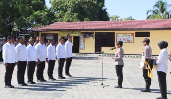 Kapolres Kepulauan Yapen AKBP Diaritz Felle pimpin penyerahan piagam penghargaan di Mapolres Kepulauan Yapen. (Foto dok: Humas Polres Kepulauan Yapen)