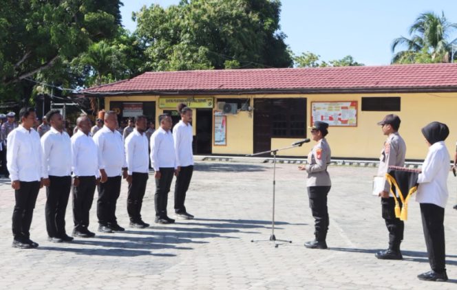 
					Kapolres Kepulauan Yapen AKBP Diaritz Felle pimpin penyerahan piagam penghargaan di Mapolres Kepulauan Yapen. (Foto dok: Humas Polres Kepulauan Yapen)