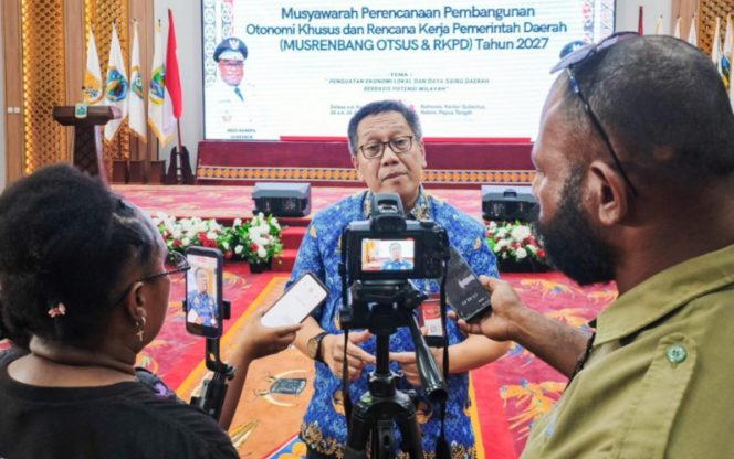 
					Sekretaris Daerah (Sekda) Provinsi Papua Tengah, Silwanus Sumule saat diwawancara. (Foto dok: papuatengahprov.go.id)