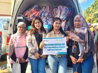 Bersama manajemen PLN Indonesia Power UBP Holtekamp dan PIKK Cenderawasih, Srikandi hadir langsung di tengah masyarakat terdampak kebakaran salurkan bantuan sekaligus memberikan dukungan moril kepada para korban. (Foto dok: IST)