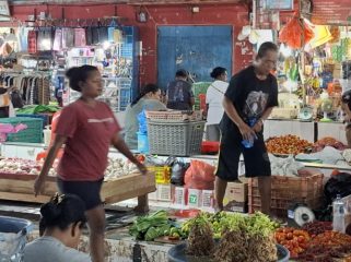 Suasana Pasar Aroro Iroro Serui, Kabupaten Kepulauan Yapen, Papua. (KabarPapua.co/Ainun Faathirjal)