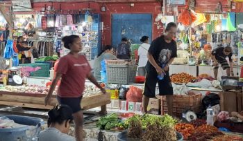 Suasana Pasar Aroro Iroro Serui, Kabupaten Kepulauan Yapen, Papua. (KabarPapua.co/Ainun Faathirjal)