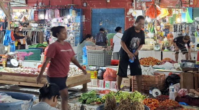 Suasana Pasar Aroro Iroro Serui, Kabupaten Kepulauan Yapen, Papua. (KabarPapua.co/Ainun Faathirjal)