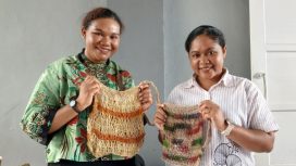 Dalam rakor di Bapperida Papua Tengah, panitia bagikan Tas Noken asli buatan Mama-mama Papua kepada seluruh peserta. (KabarPapua.co/Agies Pranoto)