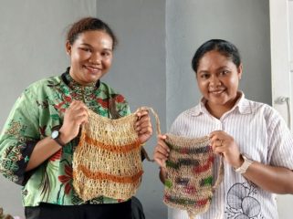Dalam rakor di Bapperida Papua Tengah, panitia bagikan Tas Noken asli buatan Mama-mama Papua kepada seluruh peserta. (KabarPapua.co/Agies Pranoto)