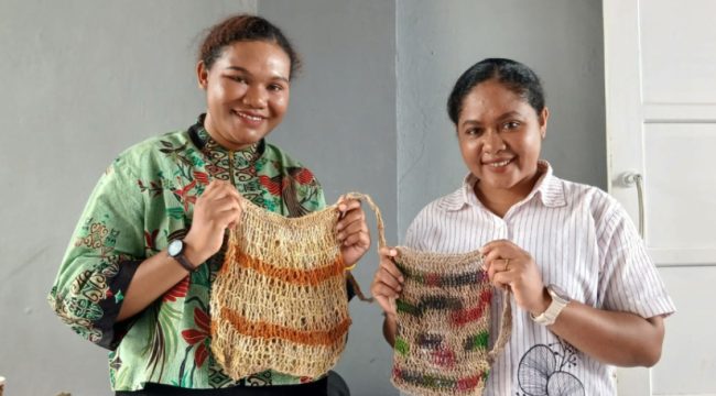 Dalam rakor di Bapperida Papua Tengah, panitia bagikan Tas Noken asli buatan Mama-mama Papua kepada seluruh peserta. (KabarPapua.co/Agies Pranoto)