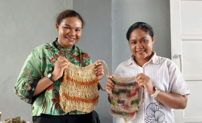 
					Dalam rakor di Bapperida Papua Tengah, panitia bagikan Tas Noken asli buatan Mama-mama Papua kepada seluruh peserta. (KabarPapua.co/Agies Pranoto)