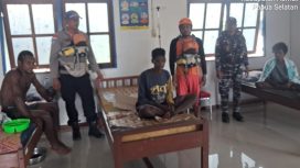 Tiga orang yang selamat dalam kasus tenggelamnya perahu ketinting POB (sedang duduk). Mereka  telah tiba di Puskesmas Youw Asmat, Papua Selatan. (Foto dok: Tim SAR Gabungan)