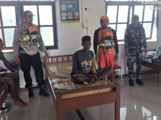 Tiga orang yang selamat dalam kasus tenggelamnya perahu ketinting POB (sedang duduk). Mereka  telah tiba di Puskesmas Youw Asmat, Papua Selatan. (Foto dok: Tim SAR Gabungan)