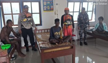 Tiga orang yang selamat dalam kasus tenggelamnya perahu ketinting POB (sedang duduk). Mereka  telah tiba di Puskesmas Youw Asmat, Papua Selatan. (Foto dok: Tim SAR Gabungan)