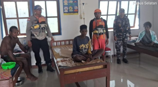 Tiga orang yang selamat dalam kasus tenggelamnya perahu ketinting POB (sedang duduk). Mereka  telah tiba di Puskesmas Youw Asmat, Papua Selatan. (Foto dok: Tim SAR Gabungan)