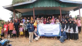 Berfoto bersama TEP UGM PS014 dalam Pelatihan Hilirisasi Produk Pertanian melalui program pemberdayaan Kembara di Balai Kampung Mandekman, Distrik Ulilin, Merauke. (Foto dok: IST)