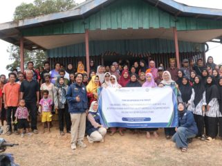 Berfoto bersama TEP UGM PS014 dalam Pelatihan Hilirisasi Produk Pertanian melalui program pemberdayaan Kembara di Balai Kampung Mandekman, Distrik Ulilin, Merauke. (Foto dok: IST)