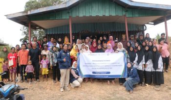 Berfoto bersama TEP UGM PS014 dalam Pelatihan Hilirisasi Produk Pertanian melalui program pemberdayaan Kembara di Balai Kampung Mandekman, Distrik Ulilin, Merauke. (Foto dok: IST)