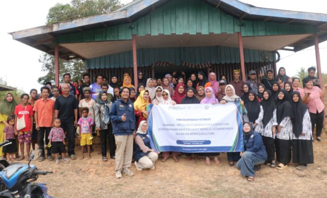 
					Berfoto bersama TEP UGM PS014 dalam Pelatihan Hilirisasi Produk Pertanian melalui program pemberdayaan Kembara di Balai Kampung Mandekman, Distrik Ulilin, Merauke. (Foto dok: IST)