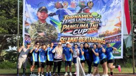 Tim JTC Serui Kabupaten Kepulauan Yapen berfoto bersama dalam Turnamen Tenis Lapangan Panglima TNI Cup 2026. (Foto dok: IST)