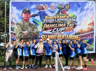 Tim JTC Serui Kabupaten Kepulauan Yapen berfoto bersama dalam Turnamen Tenis Lapangan Panglima TNI Cup 2026. (Foto dok: IST)
