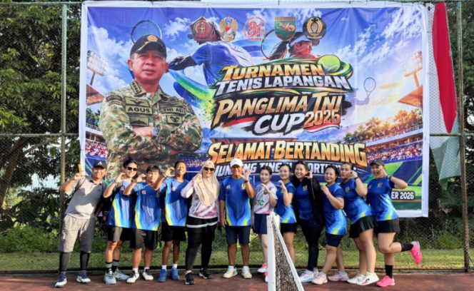 
					Tim JTC Serui Kabupaten Kepulauan Yapen berfoto bersama dalam Turnamen Tenis Lapangan Panglima TNI Cup 2026. (Foto dok: IST)