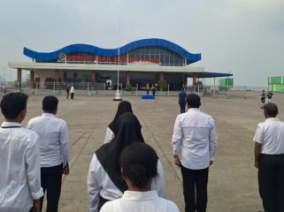 Upacara gabungan memperingati Harhubnas 2026 di Pelabuhan Domine Izak Samuel Kijne, Serui, Papua. (KabarPapua.co/Ainun Faathirjal)