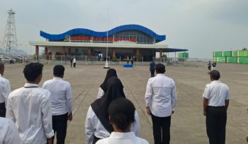 Upacara gabungan memperingati Harhubnas 2026 di Pelabuhan Domine Izak Samuel Kijne, Serui, Papua. (KabarPapua.co/Ainun Faathirjal)