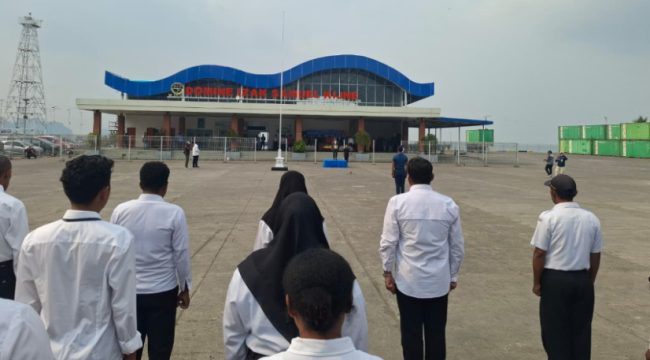 Upacara gabungan memperingati Harhubnas 2026 di Pelabuhan Domine Izak Samuel Kijne, Serui, Papua. (KabarPapua.co/Ainun Faathirjal)