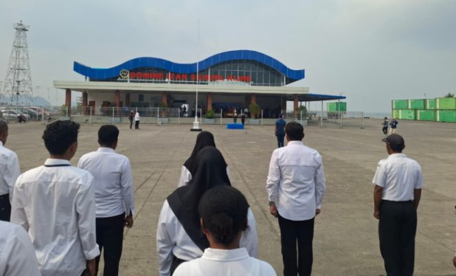 
					Upacara gabungan memperingati Harhubnas 2026 di Pelabuhan Domine Izak Samuel Kijne, Serui, Papua. (KabarPapua.co/Ainun Faathirjal)