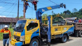 Para petugas PLN ULP Serui sedang melakukan pekerjaan Uprating JTM, guna meningkatkan keandalan sistem kelistrikan di Kabupaten Kepulauan Yapen. (KabarPapua.co/Ainun Faathirjal)