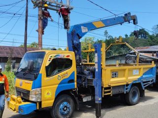 Para petugas PLN ULP Serui sedang melakukan pekerjaan Uprating JTM, guna meningkatkan keandalan sistem kelistrikan di Kabupaten Kepulauan Yapen. (KabarPapua.co/Ainun Faathirjal)