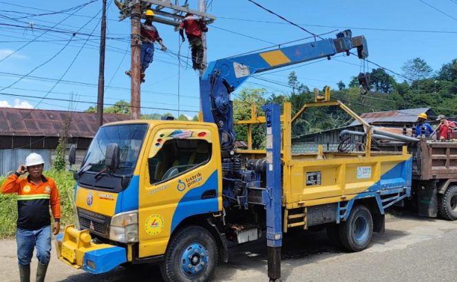 
					Para petugas PLN ULP Serui sedang melakukan pekerjaan Uprating JTM, guna meningkatkan keandalan sistem kelistrikan di Kabupaten Kepulauan Yapen. (KabarPapua.co/Ainun Faathirjal)