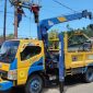 Para petugas PLN ULP Serui sedang melakukan pekerjaan Uprating JTM, guna meningkatkan keandalan sistem kelistrikan di Kabupaten Kepulauan Yapen. (KabarPapua.co/Ainun Faathirjal)