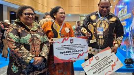 Wakil Menteri Dalam Negeri, Ribka Haluk(kiri),saat bertemu Bupati Jayawijaya, Atenius Murip, dan Plt Kepala DLH Jayawijaya, dr. Idawati Waromi di Malam Apresiasi Pemerintah Daerah Berprestasi 2026 
Foto : Istimewa