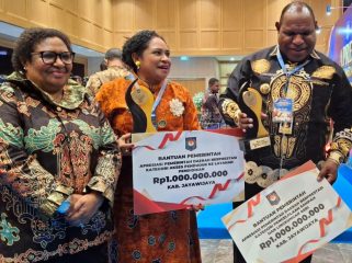 Wakil Menteri Dalam Negeri, Ribka Haluk(kiri),saat bertemu Bupati Jayawijaya, Atenius Murip, dan Plt Kepala DLH Jayawijaya, dr. Idawati Waromi di Malam Apresiasi Pemerintah Daerah Berprestasi 2026 
Foto : Istimewa