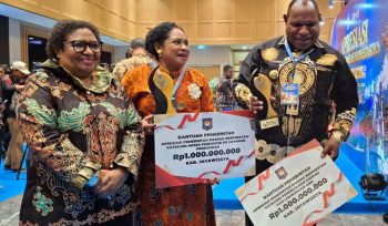 Wakil Menteri Dalam Negeri, Ribka Haluk(kiri),saat bertemu Bupati Jayawijaya, Atenius Murip, dan Plt Kepala DLH Jayawijaya, dr. Idawati Waromi di Malam Apresiasi Pemerintah Daerah Berprestasi 2026 
Foto : Istimewa