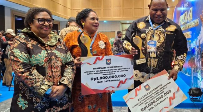 Wakil Menteri Dalam Negeri, Ribka Haluk(kiri),saat bertemu Bupati Jayawijaya, Atenius Murip, dan Plt Kepala DLH Jayawijaya, dr. Idawati Waromi di Malam Apresiasi Pemerintah Daerah Berprestasi 2026 
Foto : Istimewa