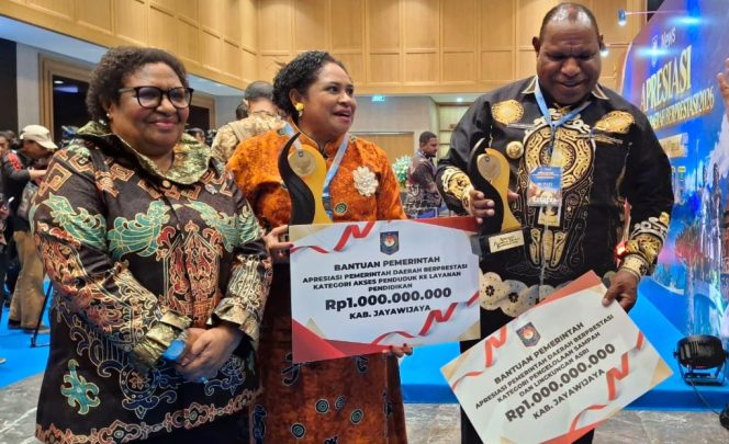 
					Wakil Menteri Dalam Negeri, Ribka Haluk(kiri),saat bertemu Bupati Jayawijaya, Atenius Murip, dan Plt Kepala DLH Jayawijaya, dr. Idawati Waromi di Malam Apresiasi Pemerintah Daerah Berprestasi 2026 
Foto : Istimewa