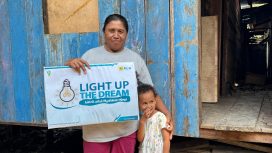 Senyum kebahagiaan terpancar dari Yubelina Laturmas, warga asal Kaimana, bersama putrinya setelah menerima sambungan listrik gratis melalui program Light Up The Dream. Foto: PLN Papua 