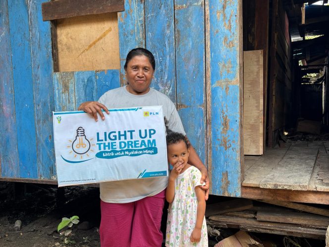 
					Senyum kebahagiaan terpancar dari Yubelina Laturmas, warga asal Kaimana, bersama putrinya setelah menerima sambungan listrik gratis melalui program Light Up The Dream. Foto: PLN Papua 