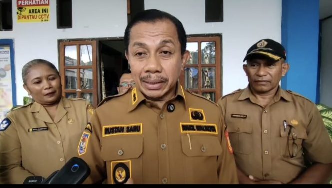 
					Wakil Wali Kota Jayapura, Rustan Saru bersama dengan pihak SMA 4 Jayapura dalam penyelesaian dugaan pelecehan seksual di sekolah. Foto: Imelda/KabarPapua.co