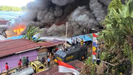 Kepulan asap hitam akibat kebakaran di tengah pemukiman padat penduduk Kampung Nelayan Dok V Jayapura. Foto: Humas Polresta Jayapura Kota 