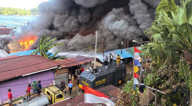 Kepulan asap hitam akibat kebakaran di tengah pemukiman padat penduduk Kampung Nelayan Dok V Jayapura. Foto: Humas Polresta Jayapura Kota 
