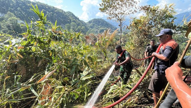 
					Sinergi TNI, Damkar, dan masyarakat dalam upaya memadamkan kebakaran lahan di Kampung Pasir Hitam, Yapen Selatan. Foto: ist