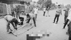 ⁠Petugas melakukan evakuasi terhadap korban yang ditemukan meninggal dunia di Jalan Hang Tuah, Serui.
Foto:Ainun Faathirjal/kabarpapua.co
